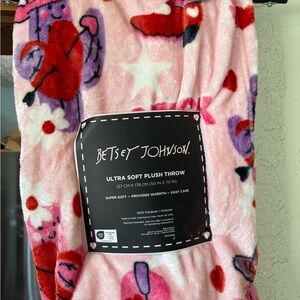 NWT- Betsey Johnson soft plush blanket- great Valentine’s gift!!